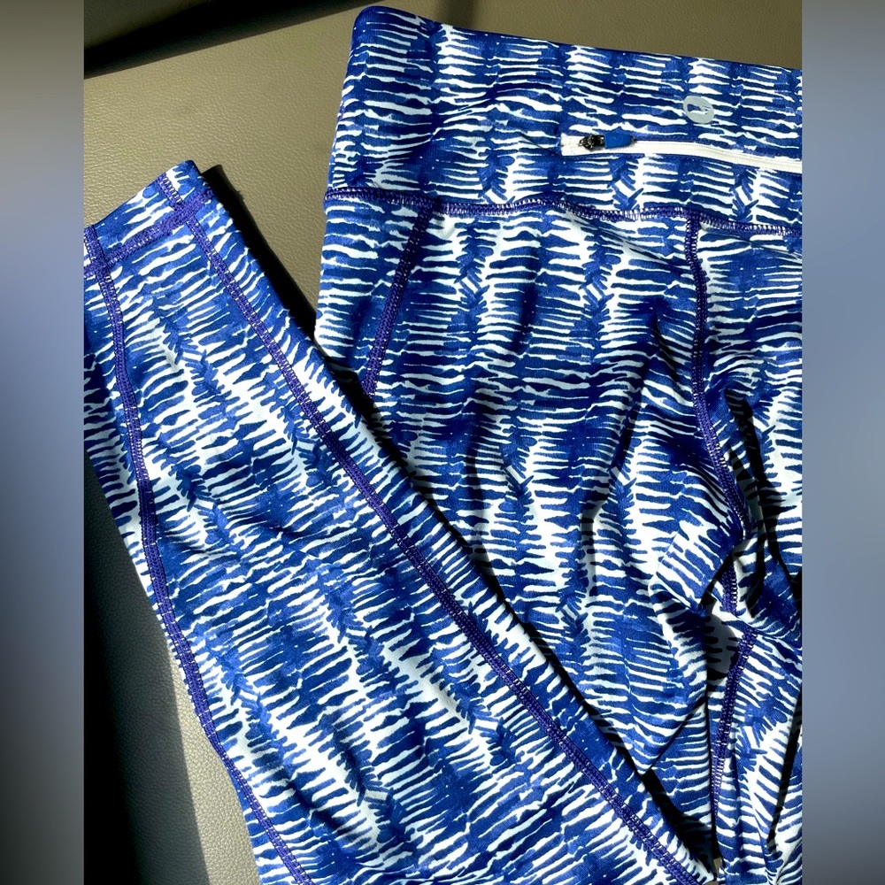 Vineyard Vines women’s leggings. Beautiful blue pattern. New. Size small.